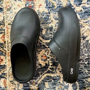 Black oofos clogs